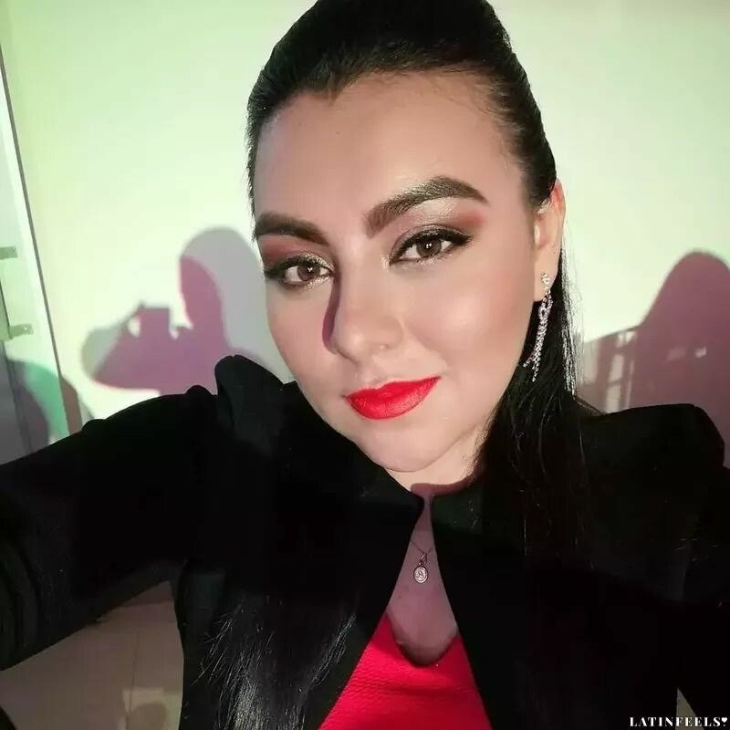 Angela, 27