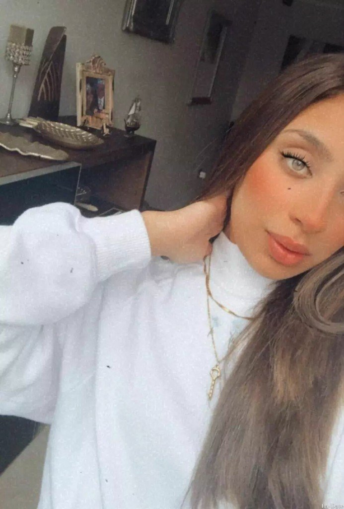 Laura, 20