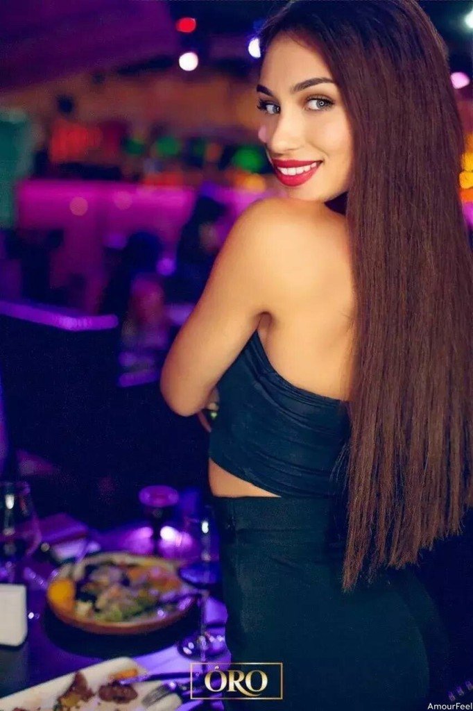 Nina, 23